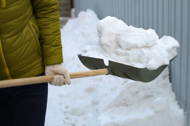 Şehir hizmetleri kar yağışlarını kar fırtınası üstüne kürekle temizliyor.