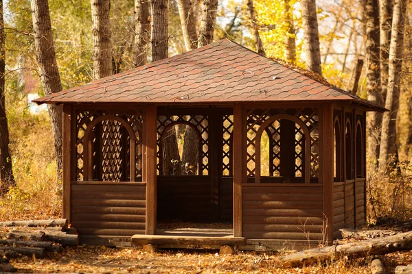 Miejsce publiczne drewniany dom altana letni budynek na piknik w lesie na rodzinne wakacje na wsi. — Zdjęcie stockowe