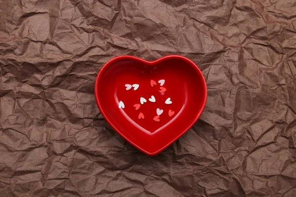 赤いハートを背景に。紙を砕いた。お祝いだ。バレンタインデー — ストック写真