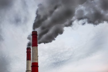 Pipodan duman çıkıyor. Gökyüzü sanayi bölgelerinde sigara içme boruları. Endüstriyel bacalardan çıkan siyah duman bulutları. Çevreyi kirletir, insan sağlığına zarar verir kirli hava.
