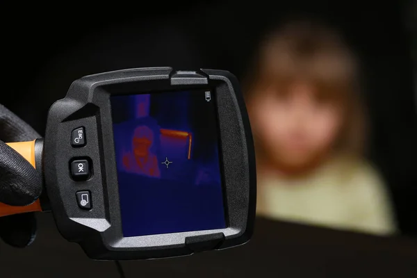 Thermal imager inspection camera. Checking a person for high fever with coronavirus. Scanning at a distance without touching. — Stock Photo, Image