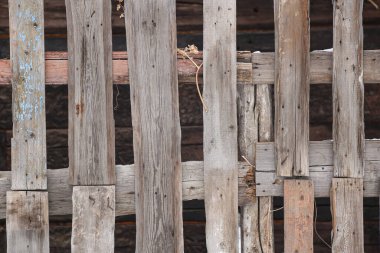 Ahşap desenli duvar kâğıdı arka plan, klasik karartılmış çit. Paslı çivili gri ve kahverengi tahtalar.