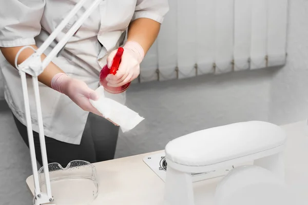 Disinfezione delle superfici da virus e batteri. Trattamento del tavolo e degli strumenti prima della procedura nel salone di manicure e pedicure. Sterilità e pulizia. — Foto Stock