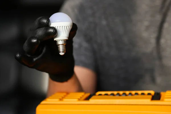 Eco Lampe à la main. Ampoule LED, lampe à la main — Photo