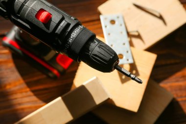 Bir tornavida ve birkaç tane de kendi kendine dokunan vida için. yakın plan.