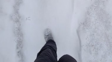 Rusya 'da kış mevsimi, keçeli çizme, kenar manzaralı karda yürüyen bir kadın.
