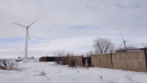 Granja de aerogeneradores. aerogenerador molino de viento en el soleado día cielo azul. Turbina eólica. — Vídeo de stock