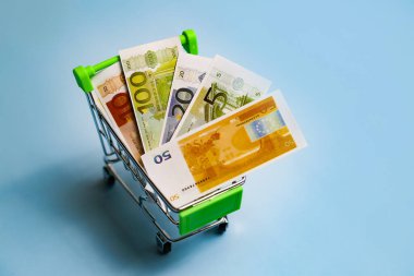 Tramvayda Euro banknotları, tüketici sepetinde para, süpermarket tramvayı.