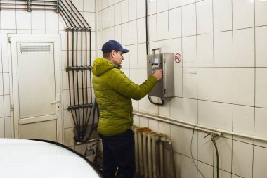 Genç bir adam araba yıkama, oto yıkama, oto yıkama ve araba yıkama hizmetleri için ödeme yapıyor..