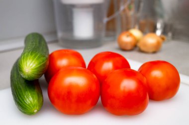 Beş domates, iki salatalık ve bir soğan gerçek bir mutfakta, ev yapımı fotoğrafçılık..