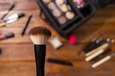 A thick, fluffy brush for applying powder against blurred shadows and palettes.