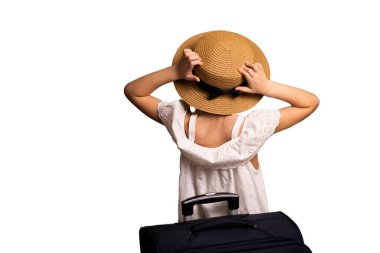 Şapkalı bir kız ve valizli bir bavul, elinde ileriye bakan bir seyahat çantası. Arka plan, beyaz arkaplanda izole.