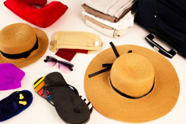 Plaj aksesuarları. Bagaj, seyahat eşyaları, bavul ve şapka. Tatile ya da seyahate hazırlanma.