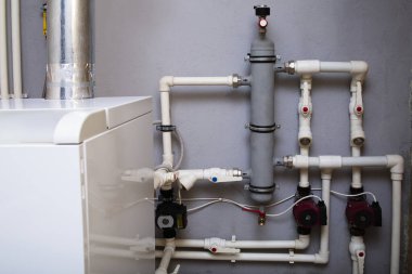 Özel bir evin ısıtma sistemi, gaz teçhizatlı kazan dairesi, su boruları. Gemi konteynırı dağıtılıyor.