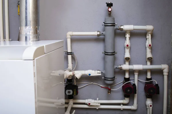 Özel bir evin ısıtma sistemi, gaz teçhizatlı kazan dairesi, su boruları. Gemi konteynırı dağıtılıyor.