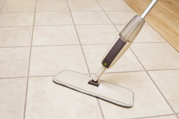 スプレーモップで床を洗う。ハウスクリーニングは迅速かつ簡単です、クリーニング会社のサービス. — ストック写真