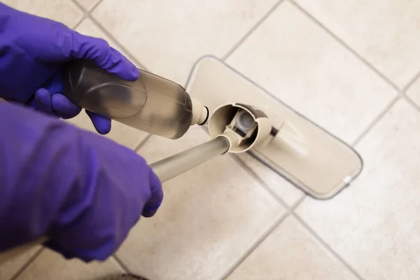 Spray mop per una facile pulizia. Spruzzare sul pavimento e pulire il pavimento con microfibra. Lavare rapidamente il pavimento. Pulizia pavimenti e superfici. — Foto Stock