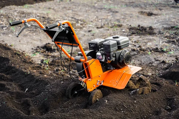 Cultivador de gasolina, labranza del suelo, aflojamiento. Plow, agricultura de jardinería tractor. — Foto de Stock