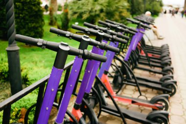 Modern Eco Electric City Scooter 'ları kaldırımda kiralık. Alternatif Turizm