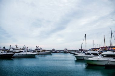 Şatafatlı yatlar gün batımında limana yanaştı. Modern motorlu teknelerin ve mavi suların deniz parkı. Huzur, rahatlama ve şık bir tatil..