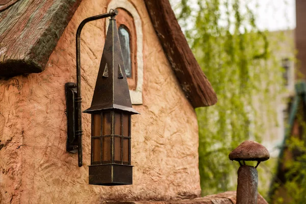 Lampa uliczna w starym stylu, antyczna lampa kuta z żelaza. — Zdjęcie stockowe