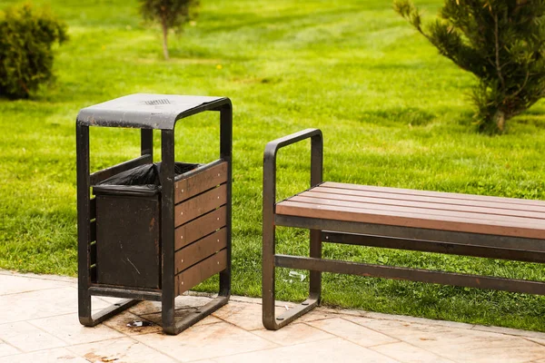 Metal and wooden trash can for rubbish. Public trash can background. Detail of outdoor infrastructure. — Stock Photo, Image