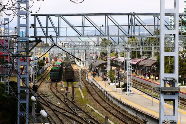 Dworzec kolejowy i drogi dla pociągów, koncepcja podróży, alternatywne środki transportu — Zdjęcie stockowe