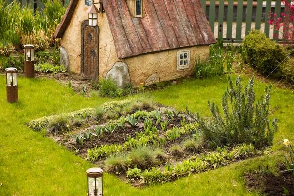 Camas con plantas en el huerto. Jardín de cocina de primavera y pequeña casa de campo —  Fotos de Stock