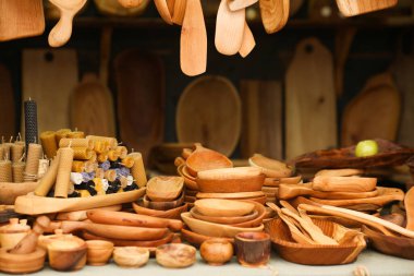 Karanlık bir ahşap arka planda ev yapımı mutfak aletleri. Çevre dostu yemekler, ekoloji kavramı