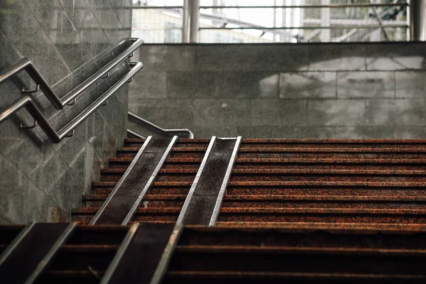 Graue Treppe mit Rampe für Behinderte. Urbane Architektur. Ausgang aus der U-Bahn oder U-Bahn. — Stockfoto