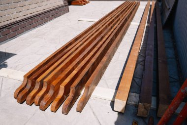 Evin yakınına bir pergola çardağı inşa etmek için kurusıkı. 