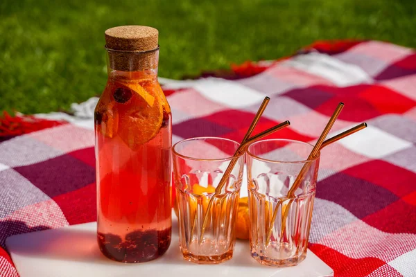 Limonada de verão saudável, coquetéis cítricos e de baga, bebida orgânica desintoxicante, antioxidante. Bebida caseira refrescante em uma garrafa — Fotografia de Stock