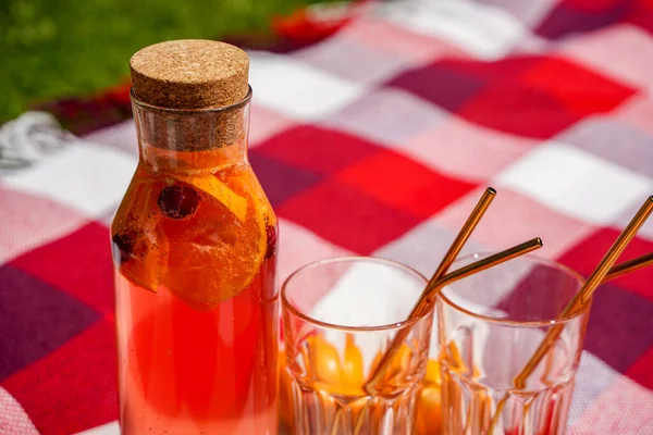 Gesunde Sommer-Limonade, Zitrus- und Beerencocktails, Bio-Entgiftungsgetränk, Antioxidans. Hausgemachtes Erfrischungsgetränk in der Flasche — Stockfoto