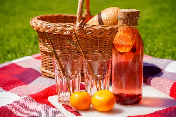 Здоровий літній лимонад, цитрусові та ягідні коктейлі, органічний детоксикаційний напій, антиоксидант. Домашній освіжаючий напій у пляшці — стокове фото