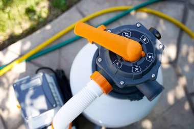 Havuzun kum filtresini temizleyin. Yüzme havuzunun bakımı ve bakımı. Filtre tankının yıkanması