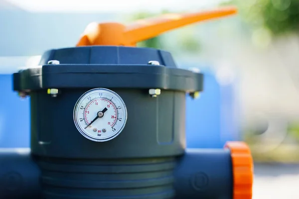 Manómetro que mide la presión del agua en una bomba de arena de un sistema de filtración de piscinas al aire libre — Foto de Stock