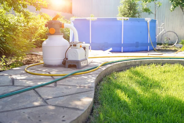 Piscina sistema de filtración de agua, bomba de arena al aire libre. Mantenimiento de la pureza del agua, limpieza de suciedad, polvo y escombros. Servicio de la piscina marco. —  Fotos de Stock