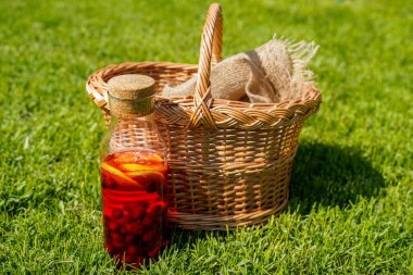 Sağlıklı yaz limonatası, narenciye ve çilek kokteyli, organik detoks içeceği, antioksidan. Şişede ev yapımı ferahlatıcı içecek.