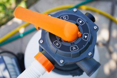 Kum filtresi, servis ve yüzme havuzunun bakımını boşaltın. Havuzun arka yıkama filtre tankı.