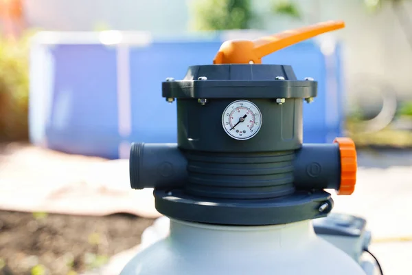 Manómetro que mide la presión del agua en una bomba de arena de un sistema de filtración de piscinas al aire libre —  Fotos de Stock