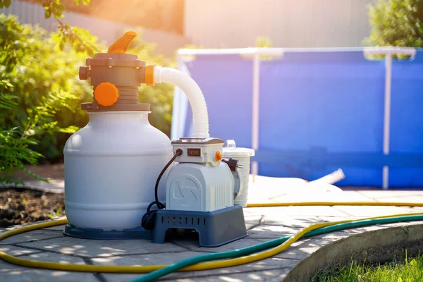 Piscina sistema de filtración de agua, bomba de arena al aire libre. Mantenimiento de la pureza del agua, limpieza de suciedad, polvo y escombros. Servicio de la piscina marco. —  Fotos de Stock