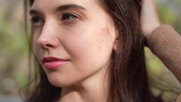 Porträt eines jungen Ingwermädchens mit langen Haaren, das in die Kamera blickt, lächelt, denkt, träumt — Stockvideo