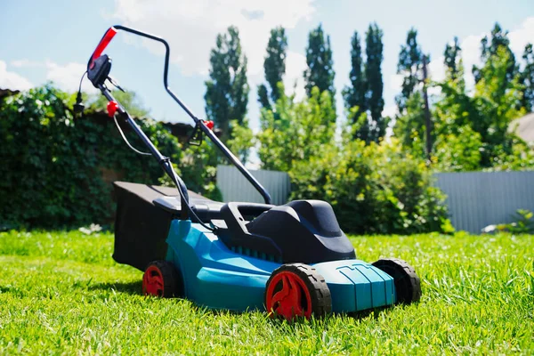 Gazonmaaier elektrische machine trimmen groen gras. Grasmaaien — Stockfoto