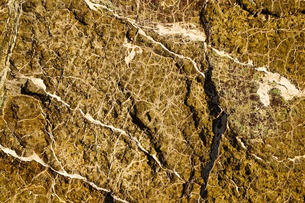岩石的纹理是绿色的，黄色的，中间点缀着白线，背景是自然的，石头的 — 图库照片