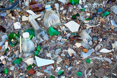 Kırık camlar, plastik ve şişeler, geri dönüşüm malzemeleri..