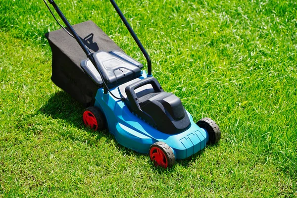 Gazonmaaier elektrische machine trimmen groen gras. Grasmaaien — Stockfoto