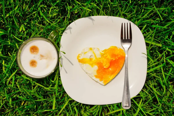 Petit déjeuner sur l'herbe, bonjour, Saint Valentin, été et printemps. Vacances et repos, œufs frits en forme de cœur. — Photo