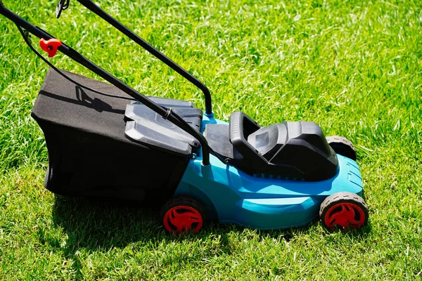 Gazonmaaier elektrische machine trimmen groen gras. Grasmaaien — Stockfoto