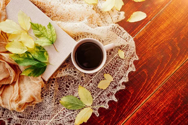 Concept de saison d'automne. Tasse à thé avec feuilles d'érable et livres. belle composition extérieure d'automne. tasse à thé sur fond bois rustique. — Photo