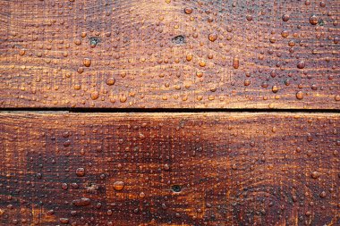 Güzel, eski ahşap yüzey, yağmur damlalarıyla kaplı. Güzel arka plan. Üst görünüm.